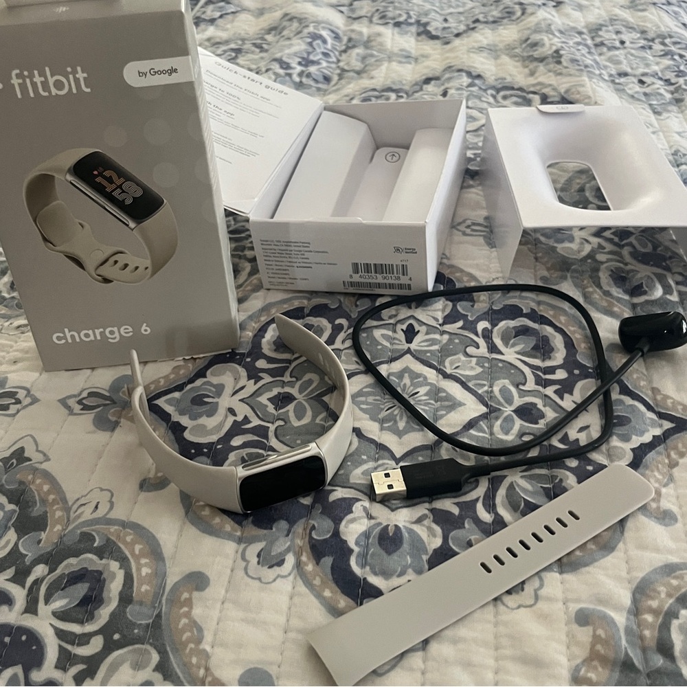 Fitbit Charge 6 - Cream Smartwatch